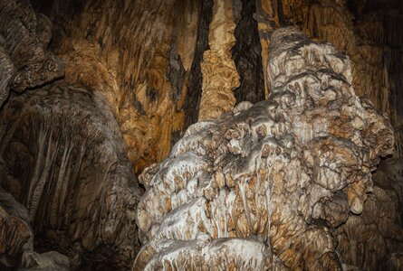 die Karsthöhle St. Michael’s Cave | © Sunhikes