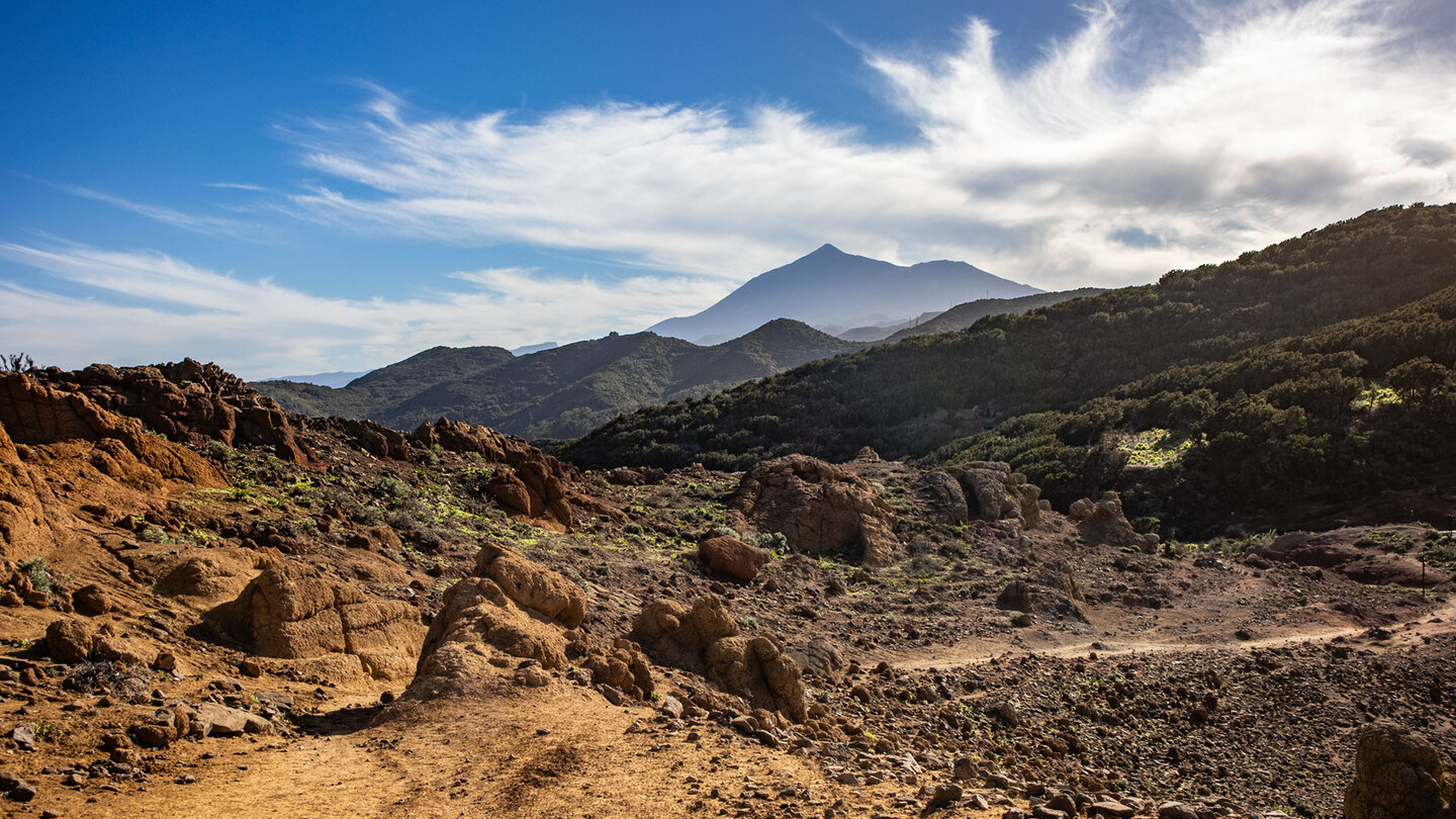 der Teide hinter der Felslandschaft auf der Hochebene des Teno Alto | © Sunhikes