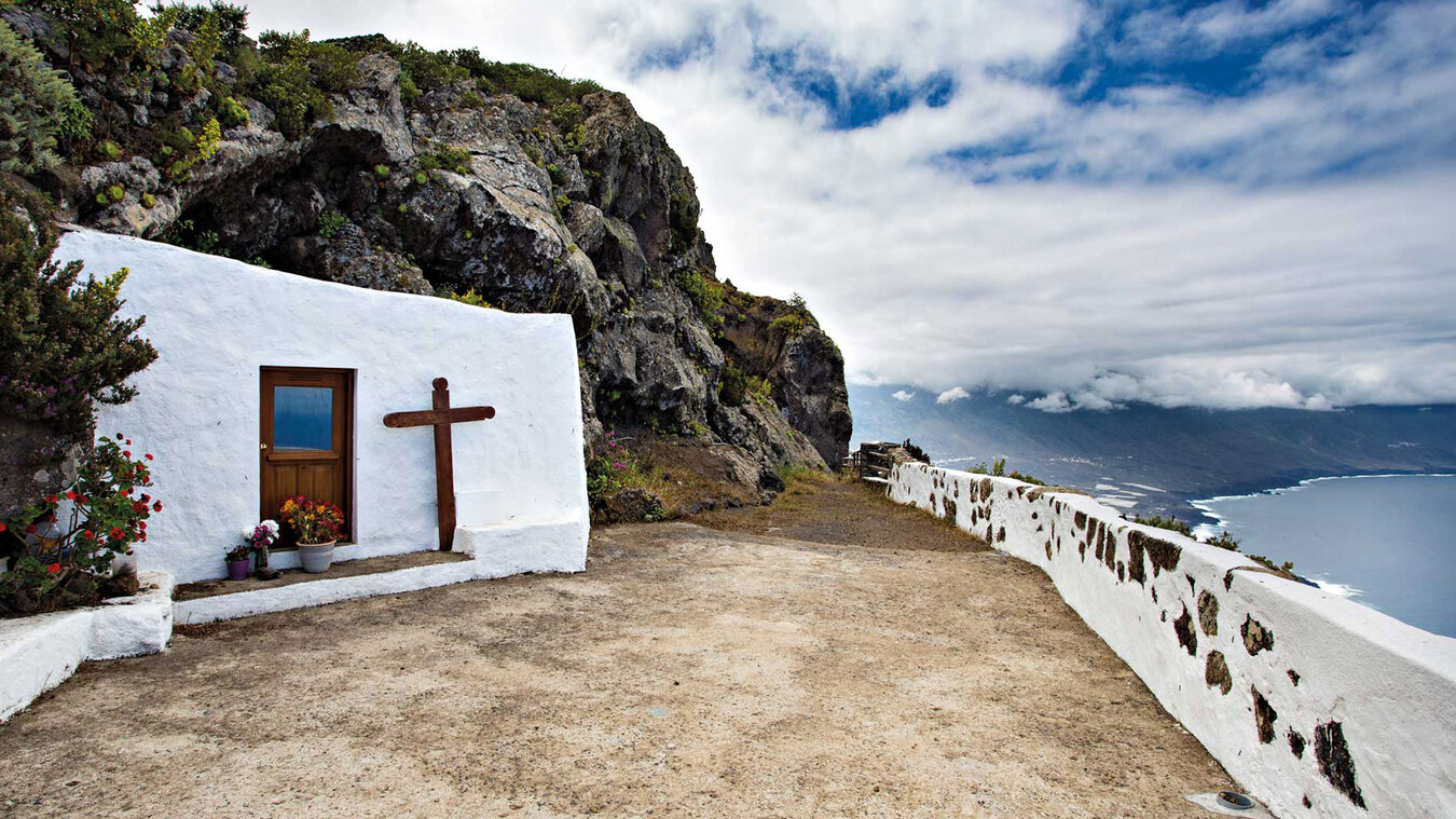 die Kapelle Ermita de la Peña mit grandiosem Blick über das Golfo-Tal | © Sunhikes