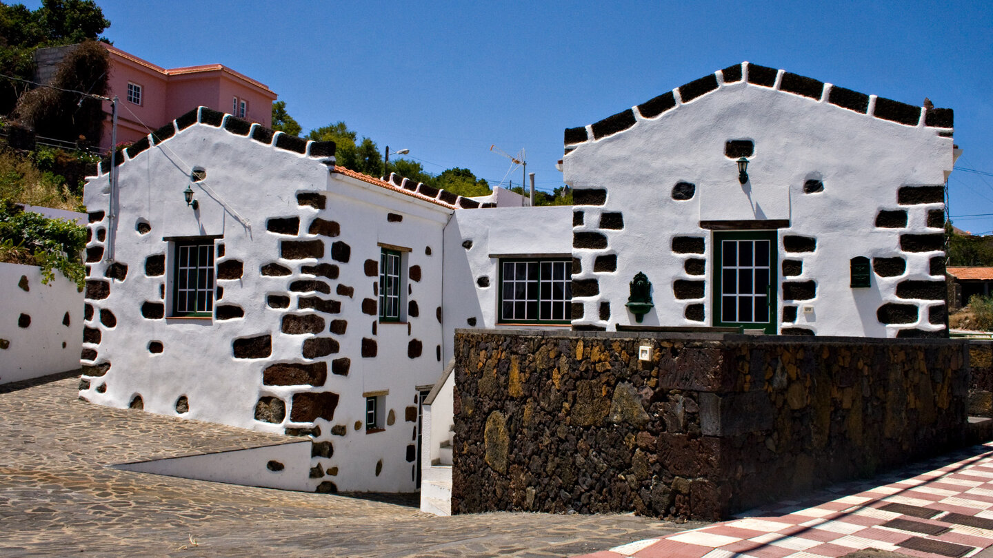 Blick auf eine traditionelle Hausfassade in El Pinar | © Sunhikes