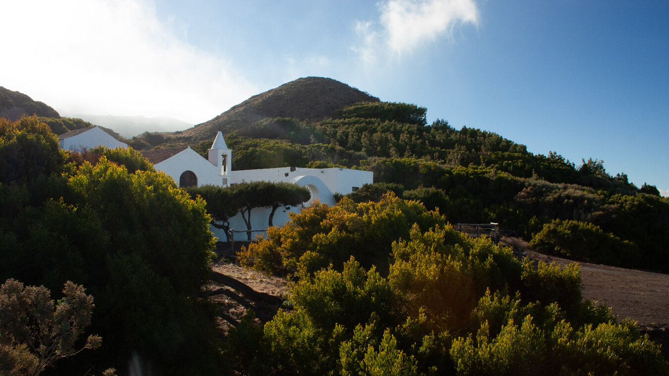 harmonisch in die Landschaft eingebettet liegt die Ermita de los Reyes | © Sunhikes