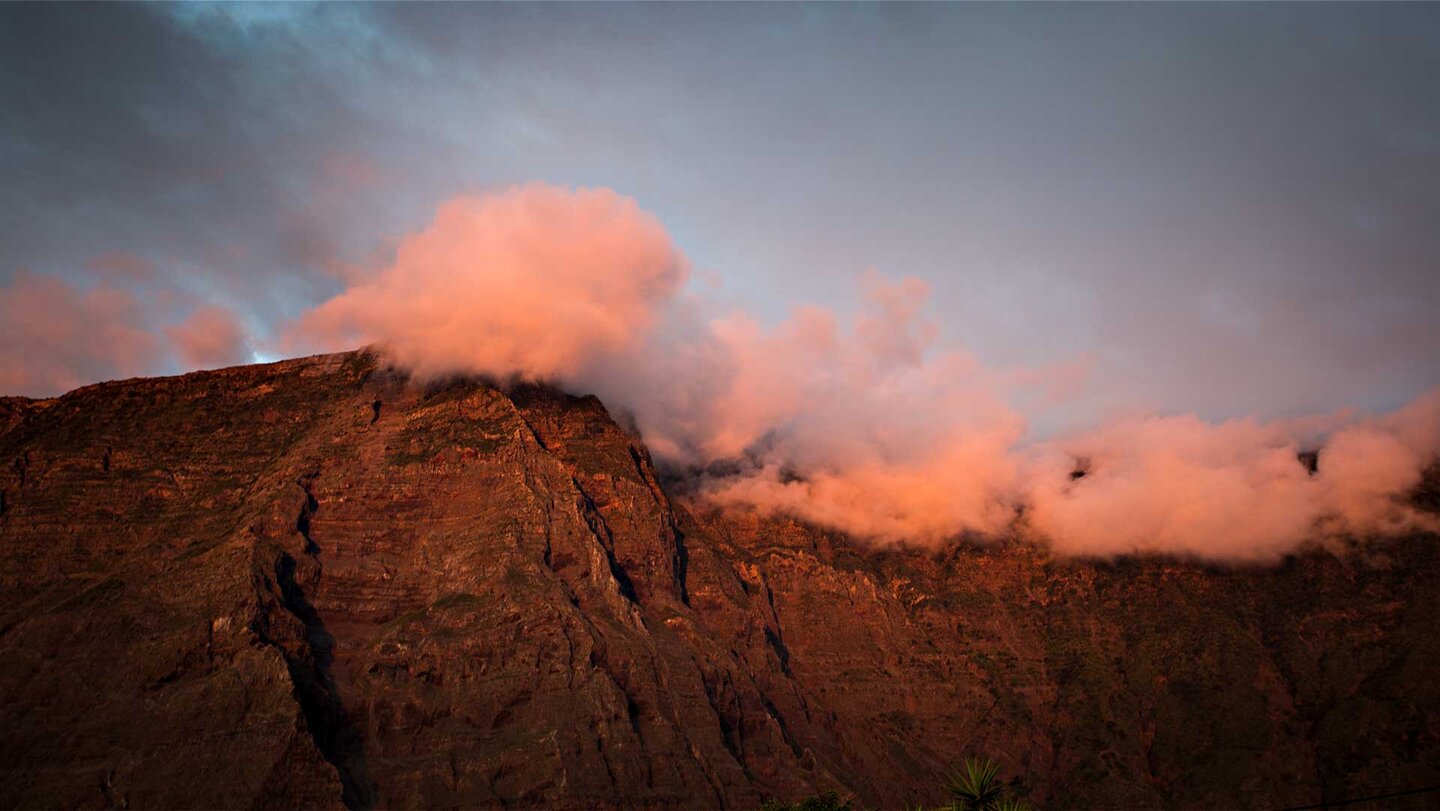 Wolkenformationen an den Steilwänden des El Golfo-Tals | © Sunhikes