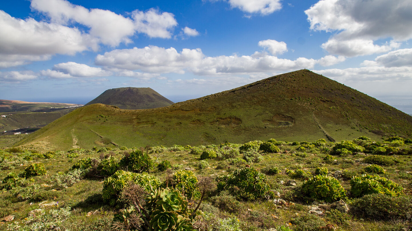 Blick vom Montaña Quemada über den Los Helechos zum Monte Corona | © Sunhikes