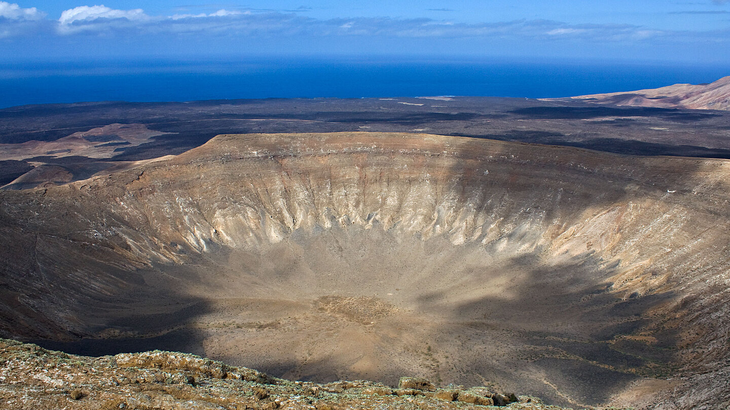 der Krater der Caldera Blanca auf Lanzarote | © Sunhikes