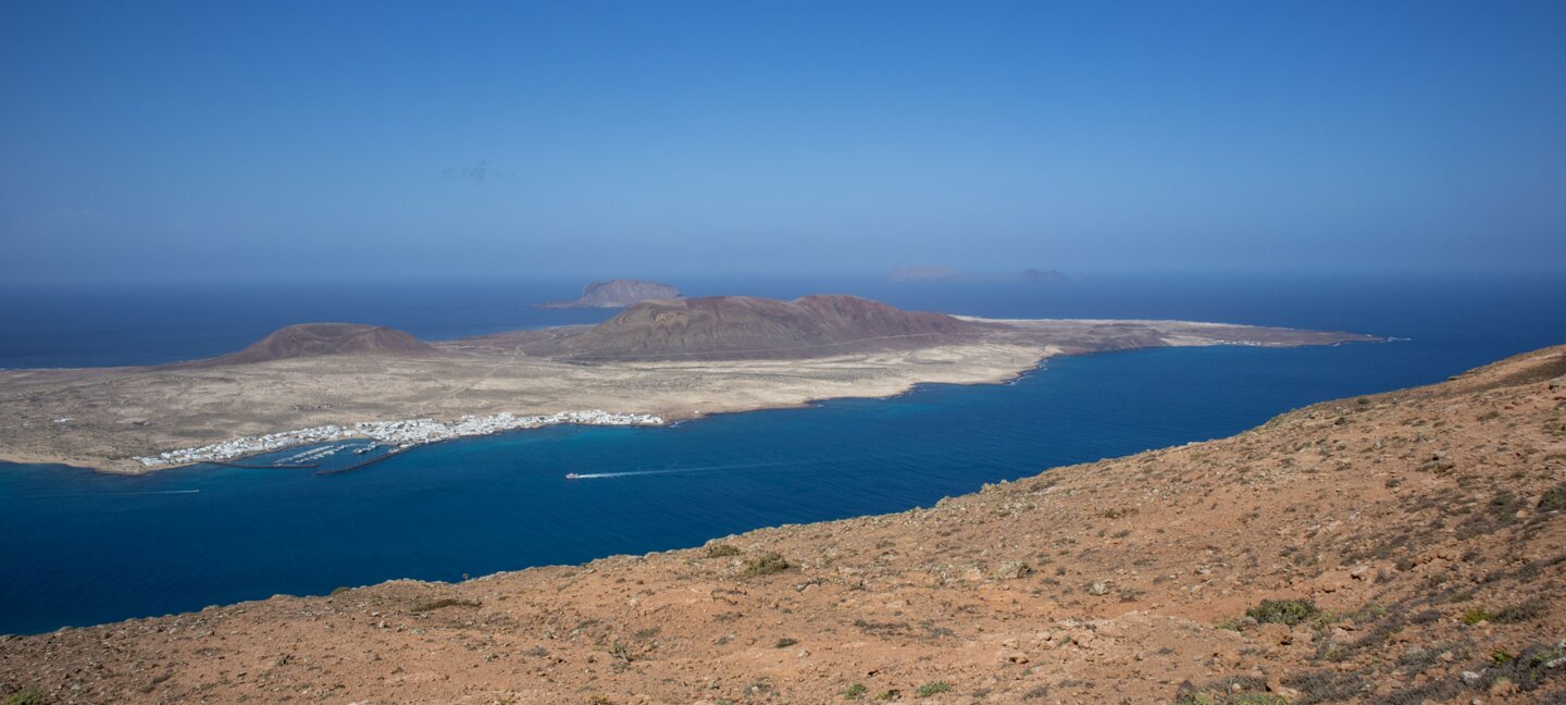 Blick vom Mirador del Río auf die Nachbarinsel La Graciosa | © Sunhikes