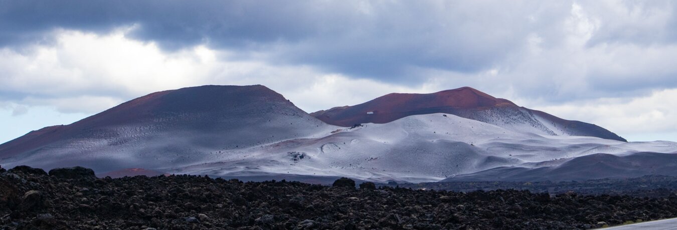 Schnee auf den Bergen des Timanfaya | © Sunhikes