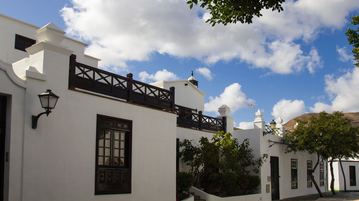 Häuserzeile im Dorf Yaiza auf Lanzarote | © Sunhikes