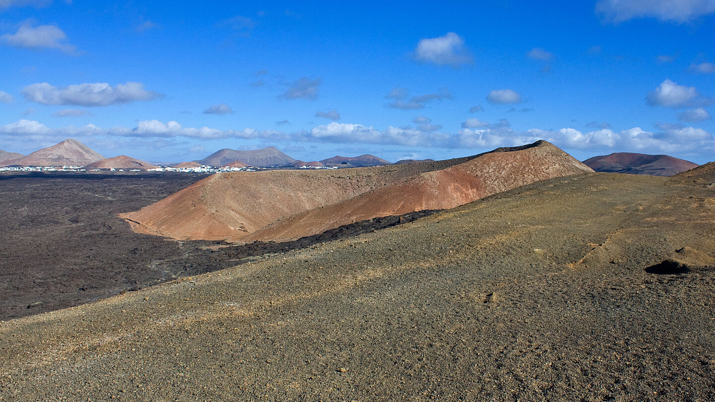 Ausblick von der Caldera Blanca zum Dorf Tinajo | © Sunhikes