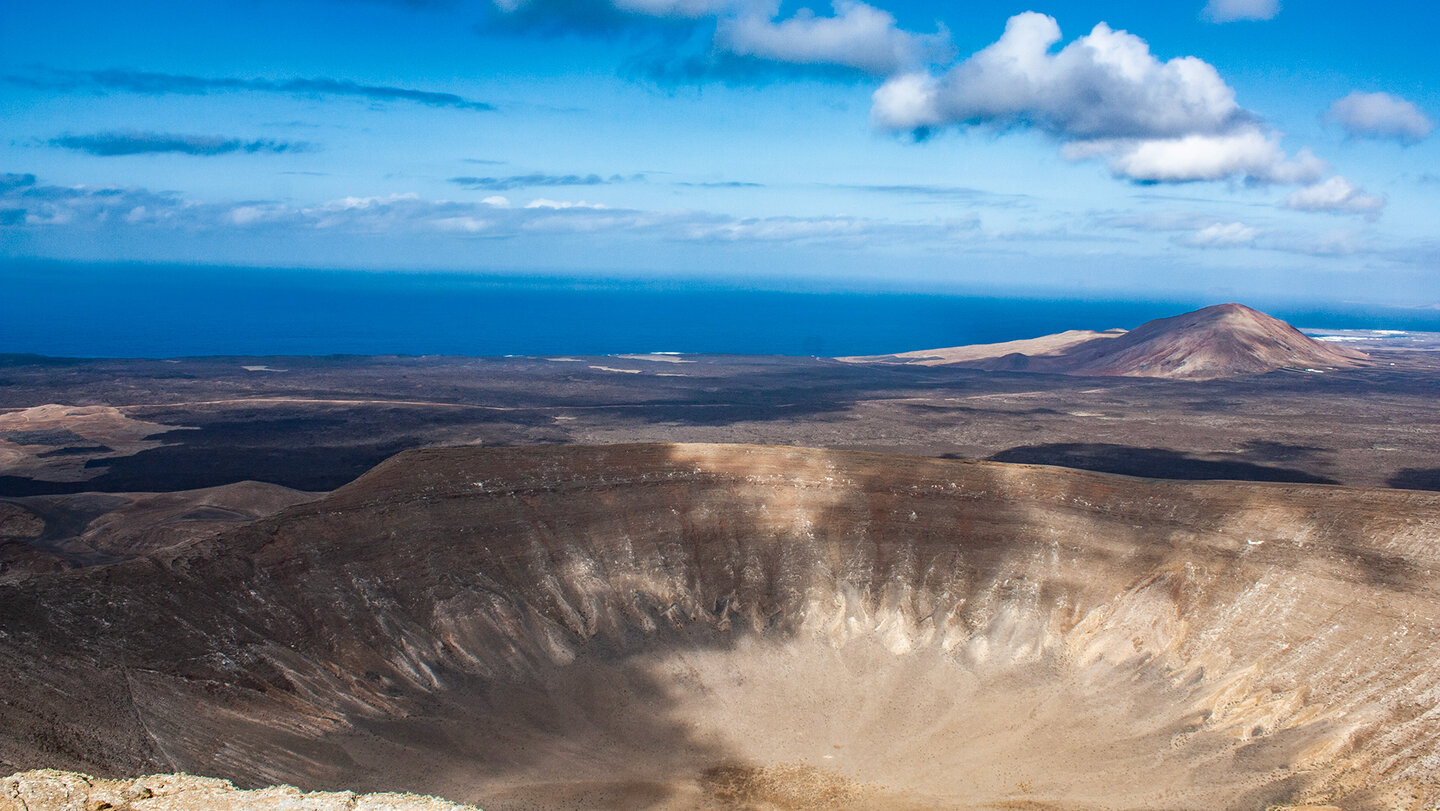 Blick über den Krater der Caldera Blanca auf den Atlantik | © Sunhikes