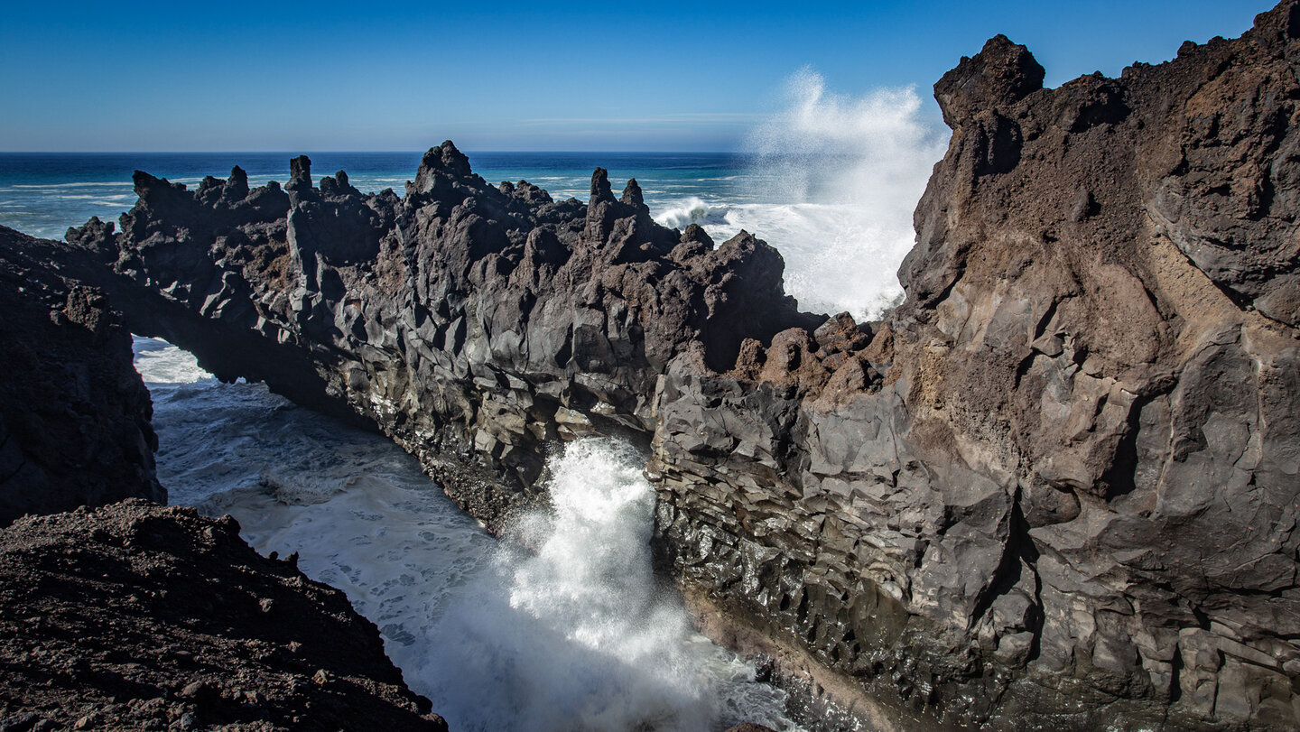 Los Hervideros im Naturpark Los Volcanes | © Sunhikes