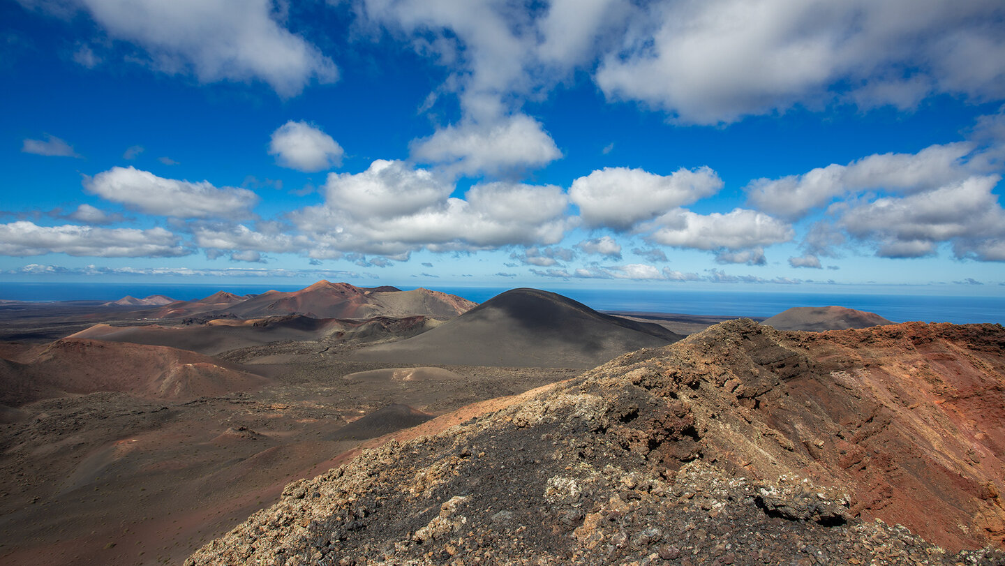 die Vulkane des Nationalpark Timanfaya vom Naturpark Los Volcanes | © Sunhikes