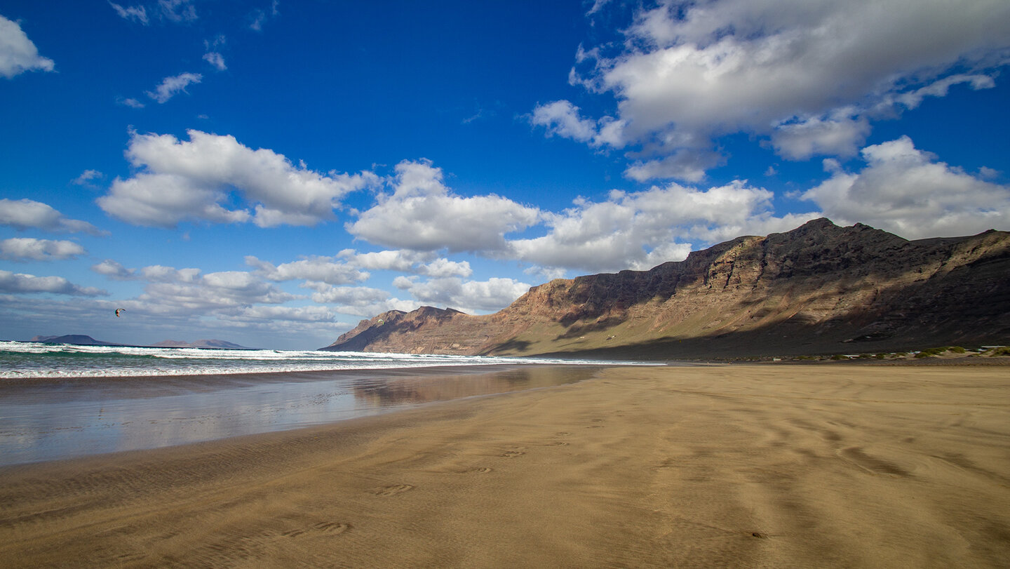 der Strand Playa de Famara auf Lanzarote | © Sunhikes