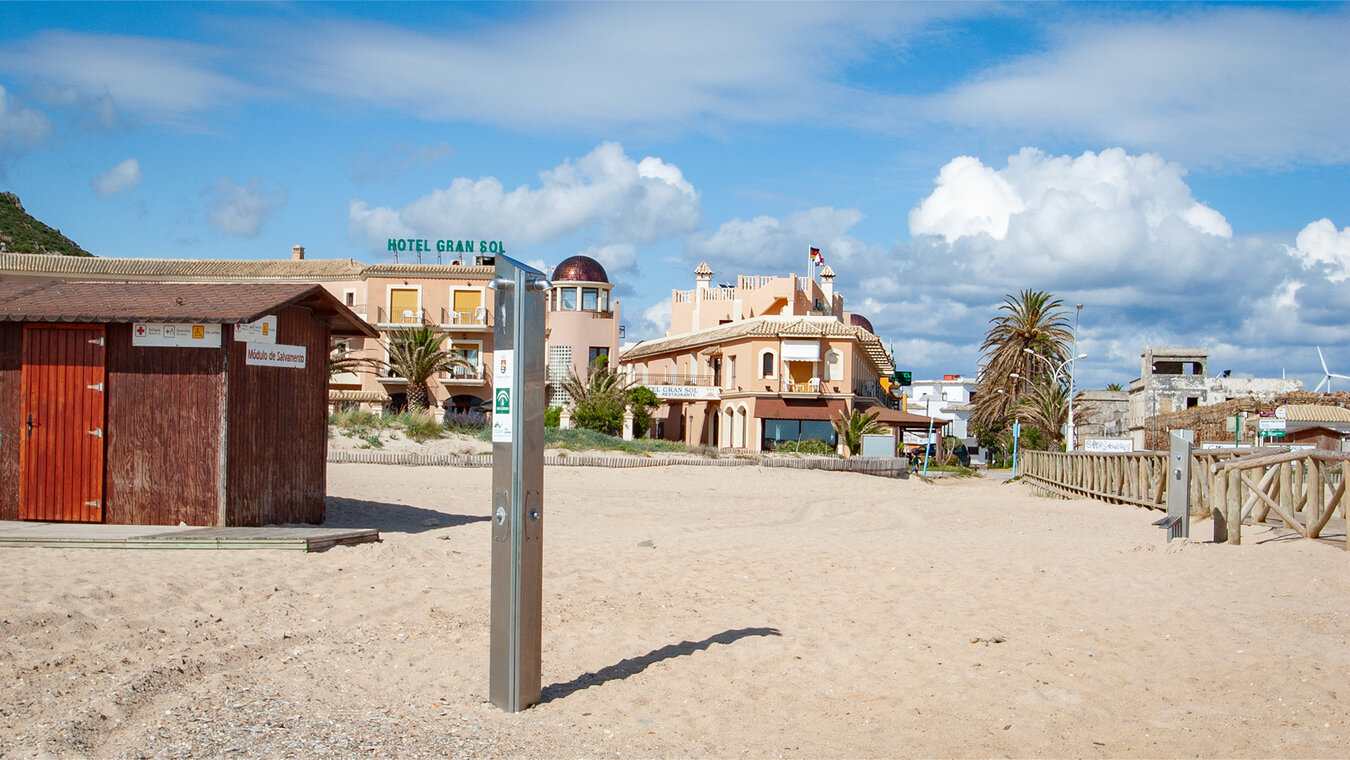 der kleine Ort Zahara de los Atunes liegt direkt am Strand | © Sunhikes