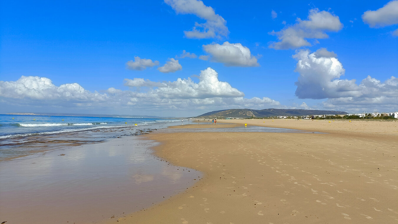 der 1,5 km lange Sandstrand Playa de Atlanterra | © Sunhikes