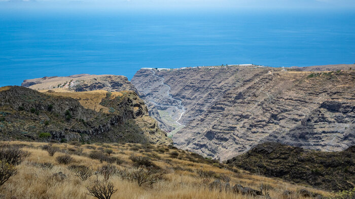 tiefe Schluchten im Wandergebiet Vallehermoso | © Sunhikes