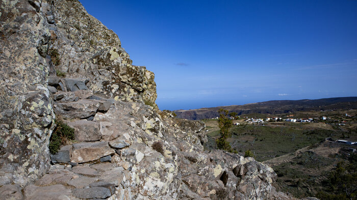 Felssteig am Fortaleza de Chipude auf La Gomera | © Sunhikes