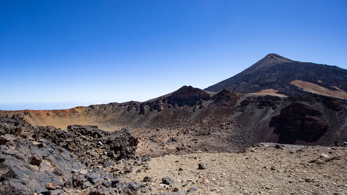 Blick vom Gipfelplateau des Pico Viejo zum Teide | © Sunhikes